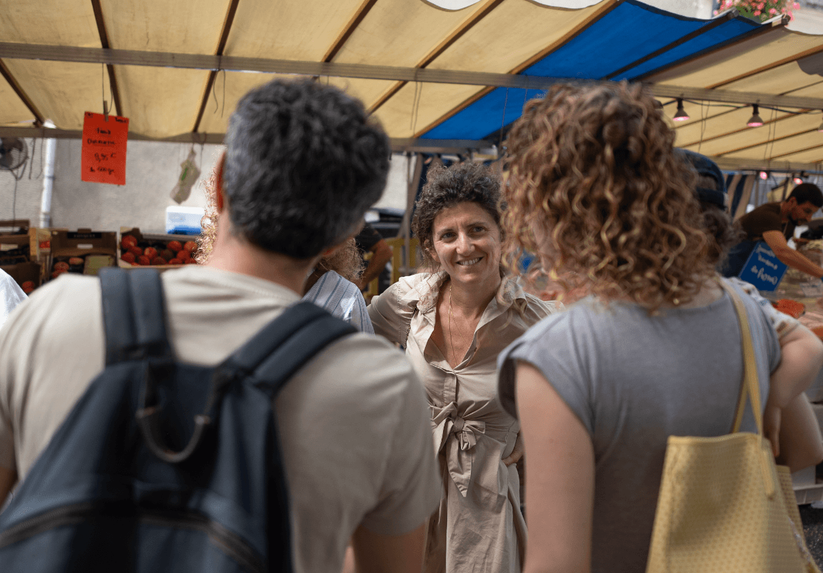 Déborah en conversation au marché