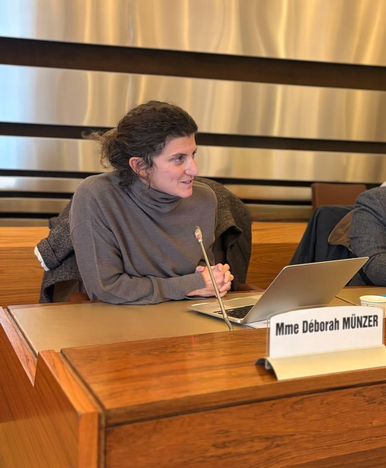 Déborah Münzer en réunion au Conseil départemental